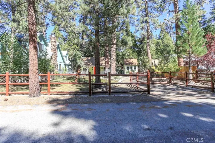 1091 Comanche Drive, Fawnskin, California 92333