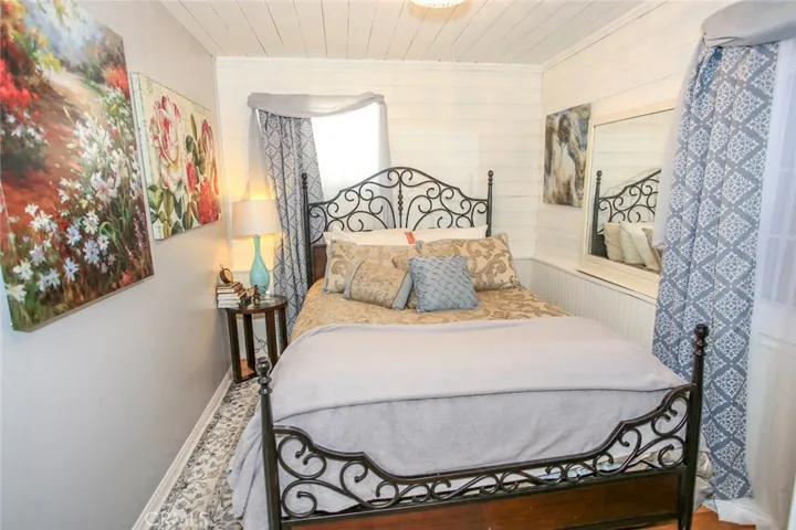 1091 Comanche Drive, Fawnskin, California 92333