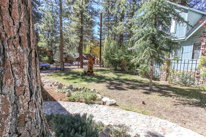 1091 Comanche Drive, Fawnskin, California 92333