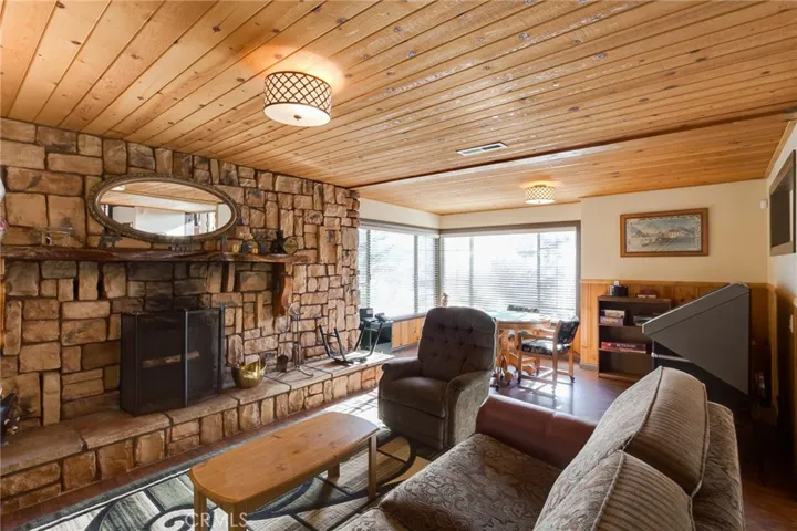 39534 Lake Drive, Big Bear, California 92315