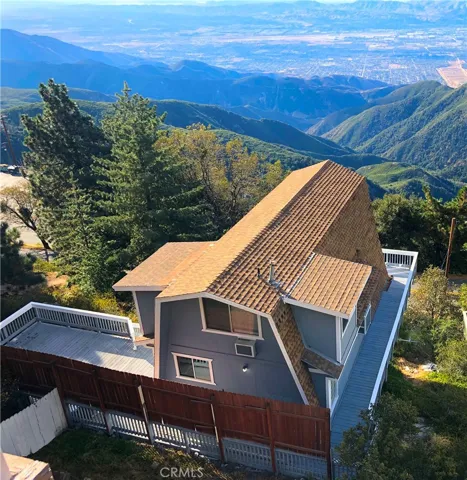 FANTABULOUSO view of the San Bernardino Mountains on this home.