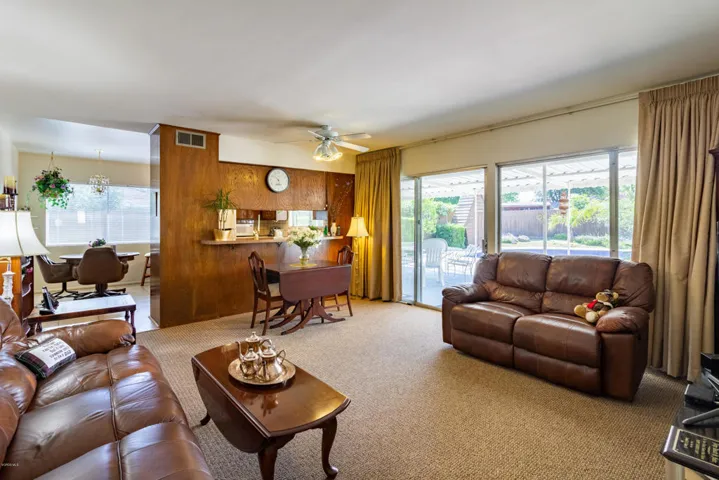 006_Familyroom_3mb