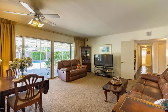 007_Familyroom_002_3mb