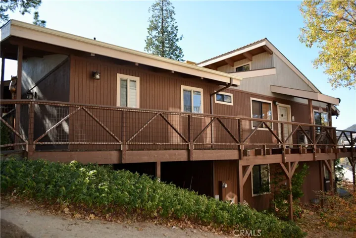Side view towards front door~