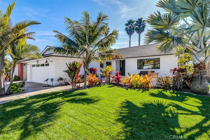 YOUR TROPICAL OASIS LOCATED 6 MINUTES FROM THE OCEAN!!