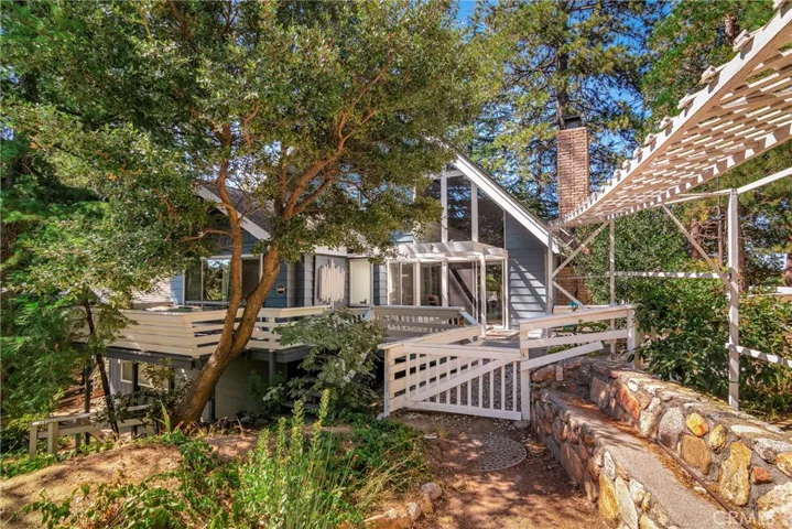 883 Crown Drive, Lake Arrowhead, California 92352