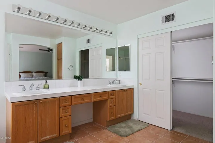 930 Corte Augusta-017-12-Master Bath-MLS