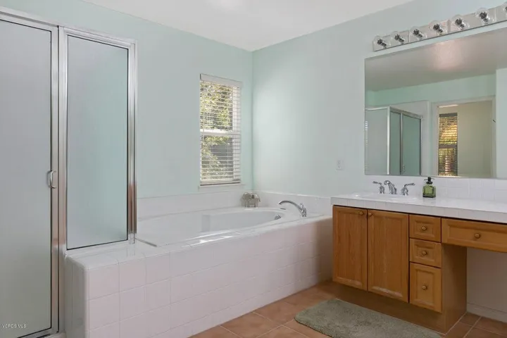 930 Corte Augusta-015-25-Master Bath-MLS