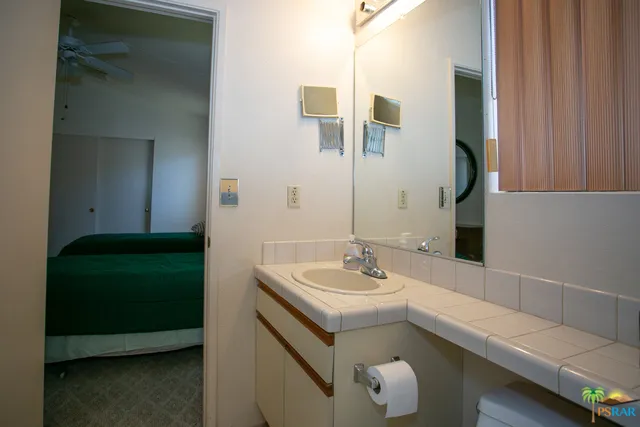 has a walkin shower