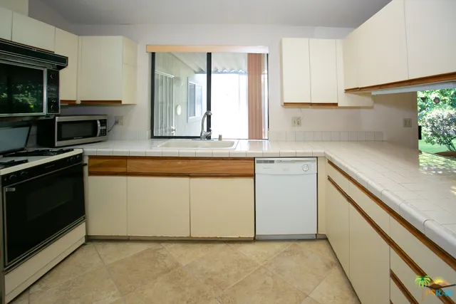 Convenient Kitchen work space