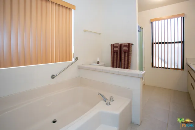 soaking tub