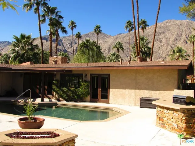 Fire pit, B-B-Q, pebble tec pool and vie