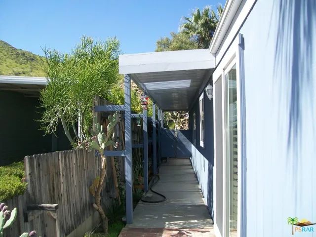 side walkway to back