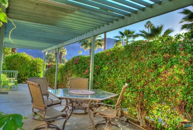 Huge Covered Patio - Private!