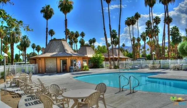 Huge Community Pool in this Family Park!