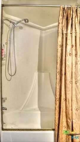 Master Bedroom Shower/Tub!