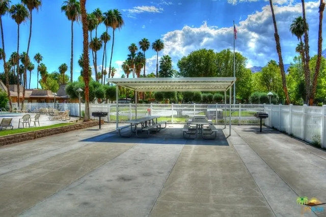 Inviting Family Picnic Area at Pool/Spa!