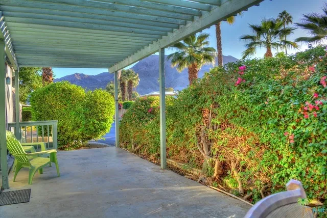 Huge Private Patio-MOUNTAIN VIEWS!