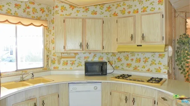 Sunny & Bright Round Kitchen