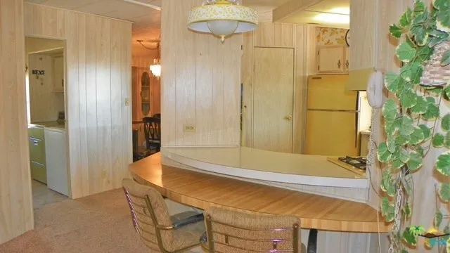 Breakfast Bar Built In