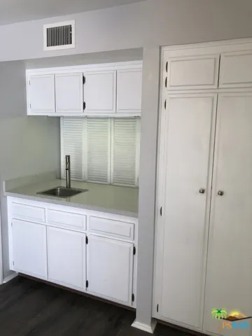 Wet Bar & Pantry-Breakfast area