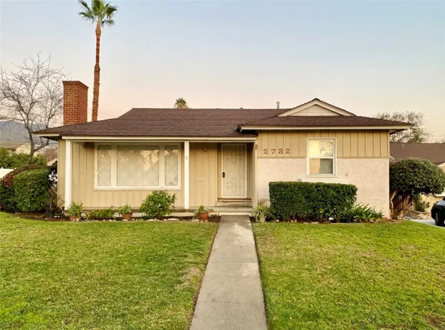Welcome to this sweet contemporary Burbank corner lot home.