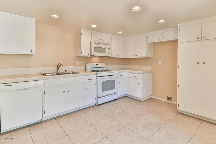 cKitchen and Dining2