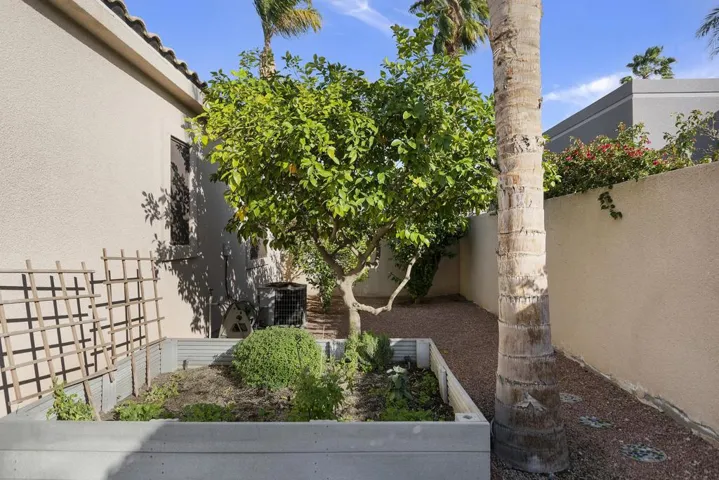 040_Side Yard