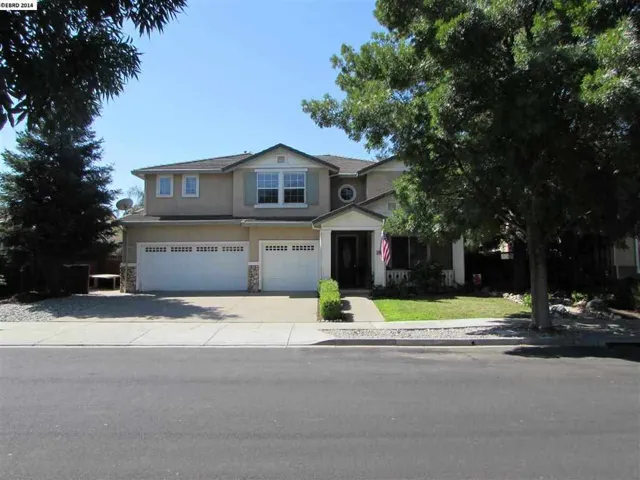 Showing 3 car garage