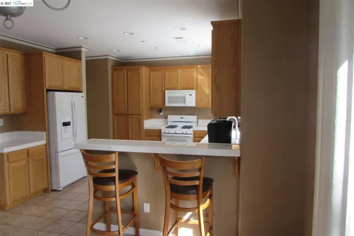 Slider to the backyard is at the right of the breakfast bar.