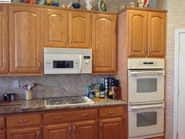 Convection for microwave & both ovens makes cooking quicker. Gas cooktop allows precise heat.