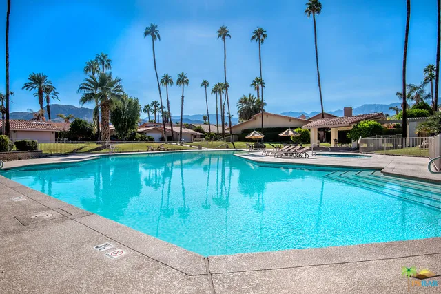 Huge community pool.