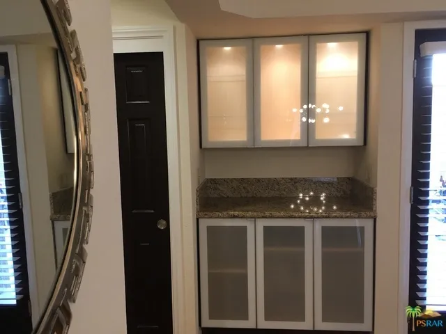 Dry Bar/Buffet w/Granite