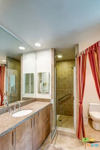 Downstairs En-suite Bath