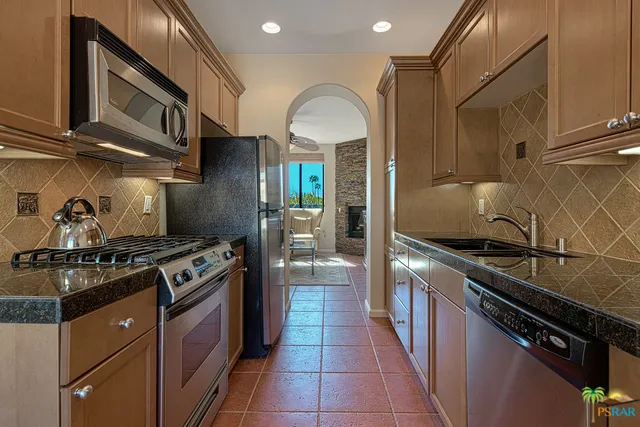 Efficient, well appointed kitchen with g