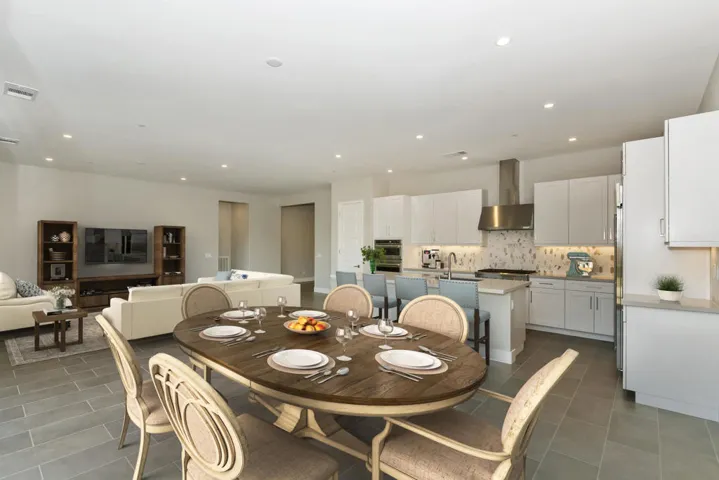 8389-012_Diningkitchen