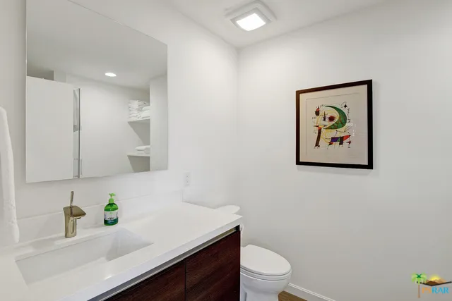 Upstairs ensuite guest bath...