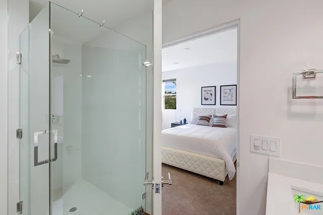 Upstairs ensuite guest bath...