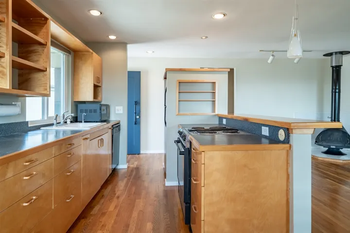 6338 Caminito Basilio, San Diego, California 92111