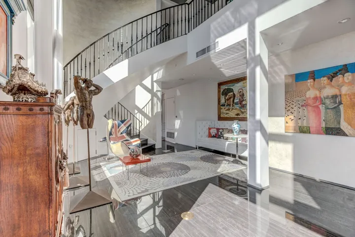 645 Front 2202, San Diego, California 92101