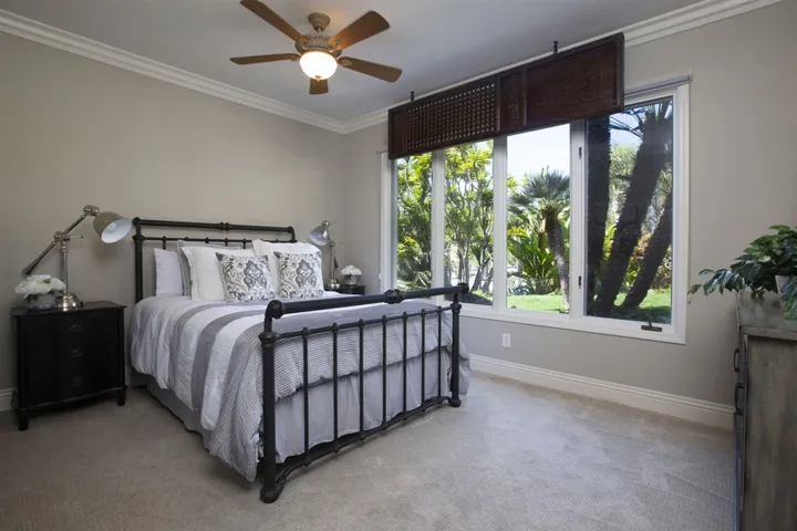 Downstairs en-suite bedroom with walk-in closet