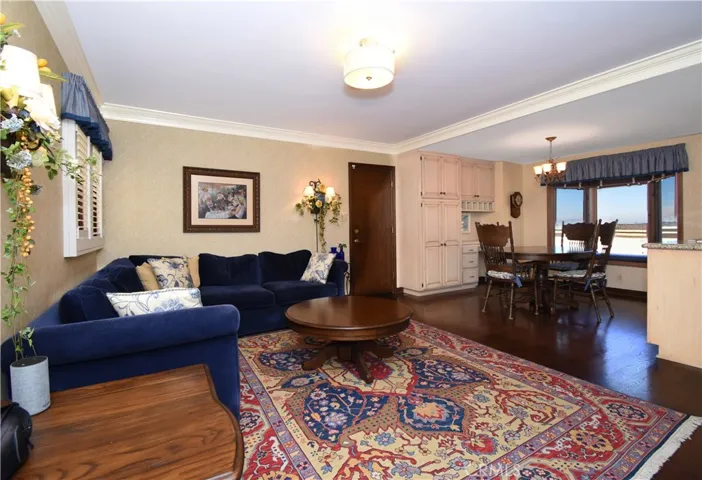 Family room with open floorplan to casual dining and kitchen. Real hardwood floors, access to garage. Amazing views.