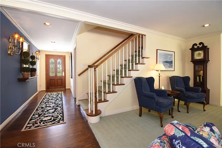 Formal entry, hardwood flooring, recessed lighting.