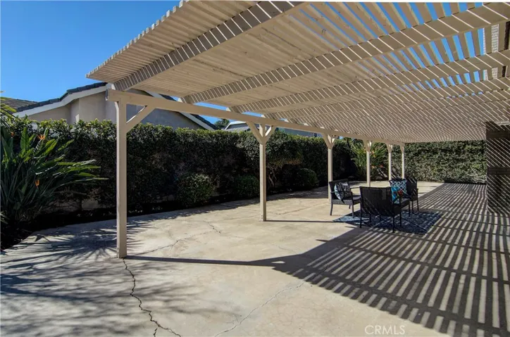 Party for 100?...no problem here...plus plenty of sun AND shade.  Perfect exposure for a pool too...hint, hint...