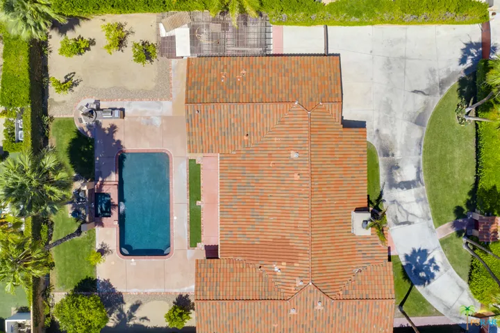 Large lot with BBQ area, salt water pool