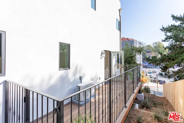 3200 Larissa Drive, Silver Lake, California 90026