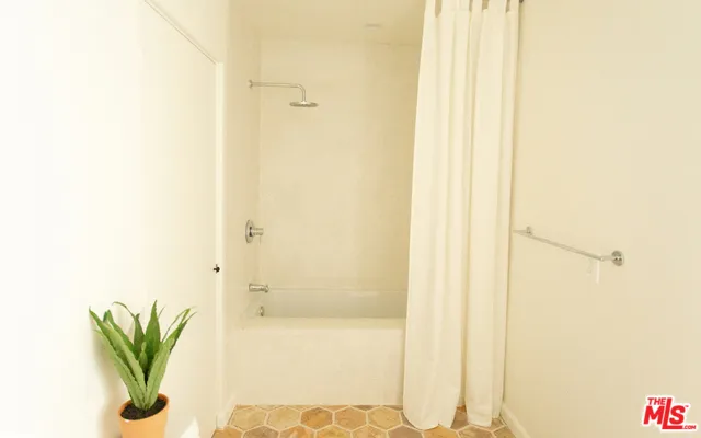 3200 Larissa Drive, Silver Lake, California 90026