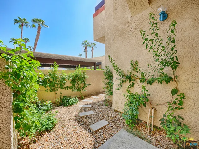 Gorgeous, private patio for lounging or