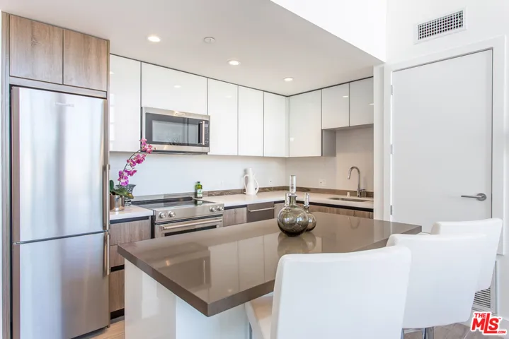 1616 N La Brea Avenue 303, Los Angeles, California 90028