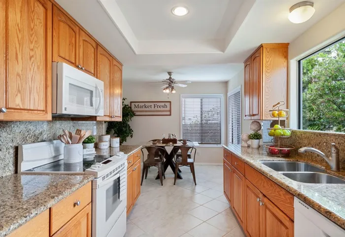 Eat in area off kitchen